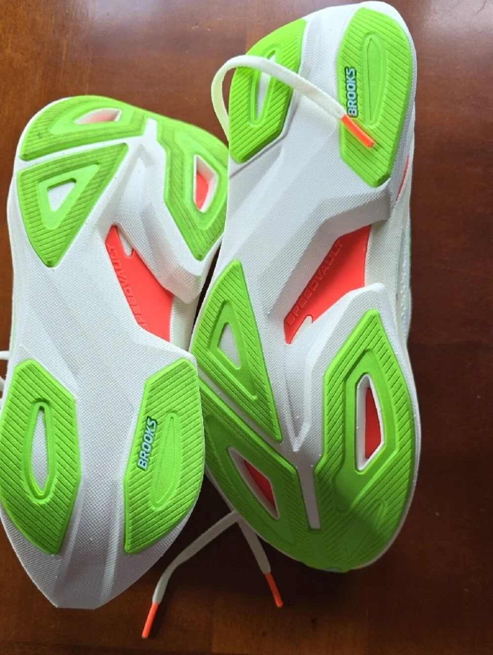 Brooks Hyperion Max 3 Womens Size 10 Worn 3 times, Coconut/Green Gecko/Pink Clay